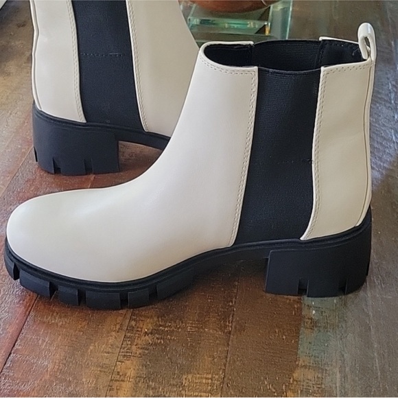 GUESS Lug Sole Chelsea Boots - Picture 6 of 10